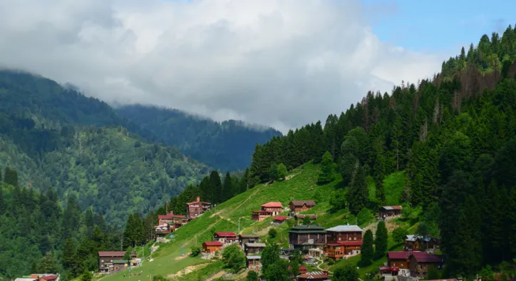 Yüksek sıcaklar Karadeniz’i bulutla serinletiyor