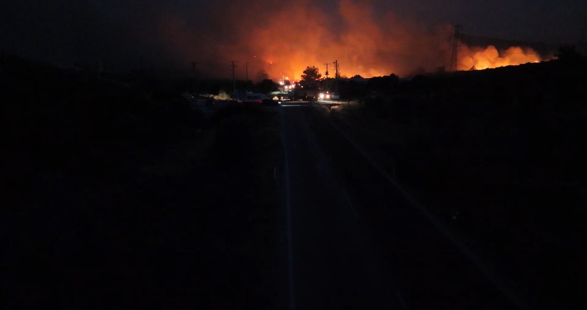 Çeşme’de orman yangını: Evler tahliye edildi, trafik önlemi alındı